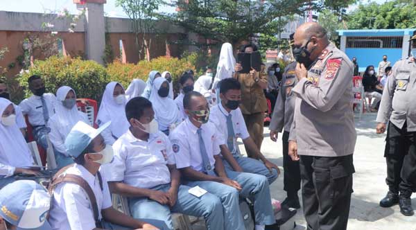 Kapolda Tinjau Giat Vaksinasi Merdeka di SMAN 2 Jayapura 19 Kapolda Pap MD Vaksinasi SMAN 2 JPR