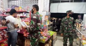 Sukseskan PPKM di Yawa, Aparat TNI Gencar Patroli Jam Malam