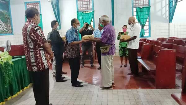 Komisi II DPRD Biak Bantu Alkitab GKI Imm Mokmer