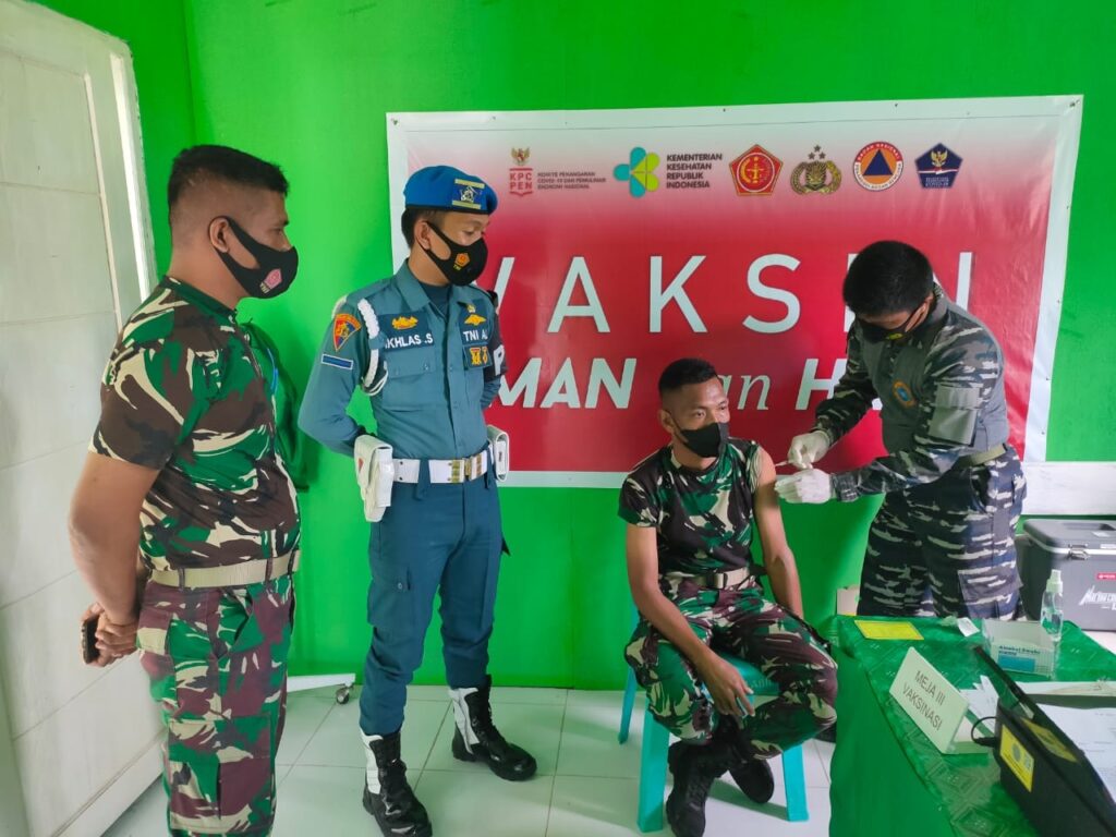 TNI AL Aru Beri Vaksinasi Bagi Tim Satgas Ops Pamrahwan Maluku