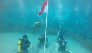 Jaga Tradisi, TNI AL Lantamal IX Upacara Peringati HUT RI ke-76 di Bawah Laut