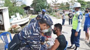 Nelayan Negeri Laha Jadi Sasaran Vaksinasi TNI AL