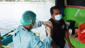 Nelayan Budidaya di Teluk Ambon Jadi Sasaran Vaksinasi TNI AL