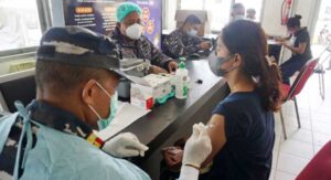 Minggu Peduli, Lantamal IX Lanjut Serbuan Vaksinasi di Pelabuhan Galala