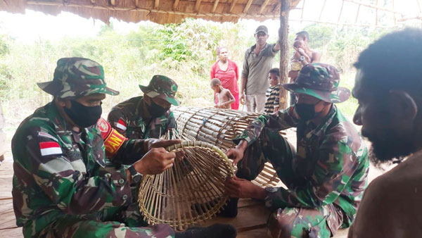 Satgas TNI Beri Pelatihan Membuat Alat Tangkap Ikan Tradisional