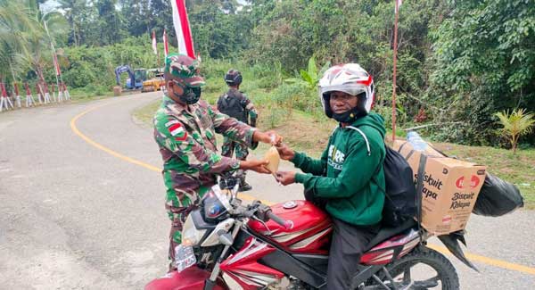 Satgas TNI Berbagi Bubur Kacang Hijau kepada Warga di Batas Negara