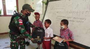 Pupuk Rasa Cinta Tanah Air, Satgas TNI Gelar Baksos-Kibarkan Merah Putih