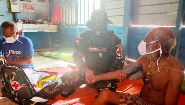 Di Batas RI-PNG, Satgas TNI Datangi Rumah Warga Layani Kesehatan