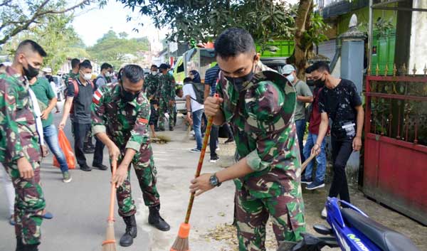 Personel Satgas Yonif 734/SNS Kerja Bakti Bersama Masyarakat Waiheru