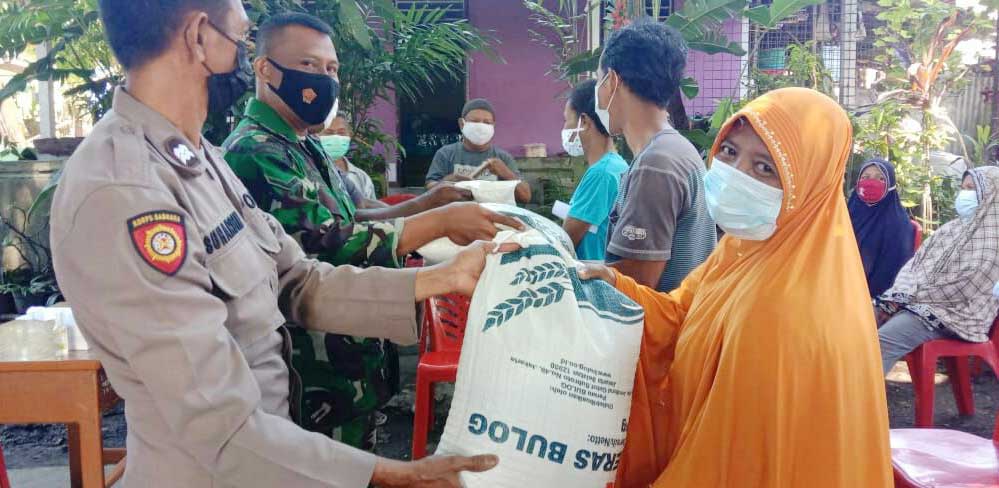 Aparat TNI - Polri di Jayapura Dampingi Penyaluran Bansos di Masa PPKM 15 TNI Polri JPR Salur Bansos