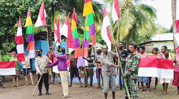 TNI Polri Kibarkan Bendera di Btas Neg