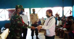 TNI di Biak Bantu Aparat Desa Bagikan BLT