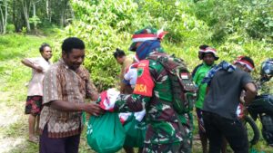 Jelang HUT RI, Kodam XVIII/Kasuari Bagi Bingkisan ke Kampung Terisolir