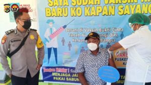Bhabinkamtibmas Kampung Tamarsari Kawal Vaksinasi Covid-19 Tahap I