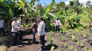 Satgas Binmas Noken Polres sarmi Sambangi Spot Pertanian Serahkan Bibit Buah Naga