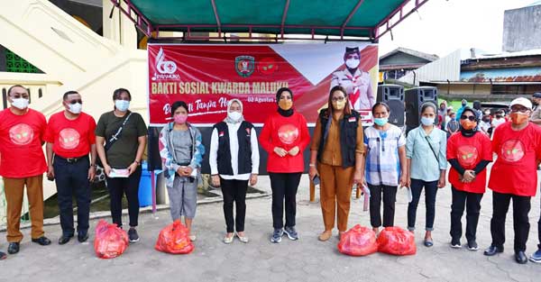 Widya Murad berbagi kasih