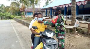 Dukung PON XX Papua, Aparat TNI di Biak Bagi-bagi Masker