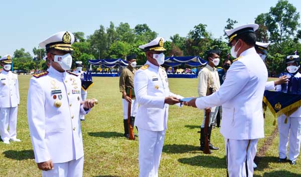 Danlanal IX Ambon Brigjen Said L Terima Penghargaan