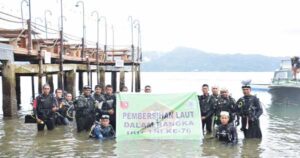 Korem 151 Binaiya Bersih-bersih Laut Sambut HUT TNI