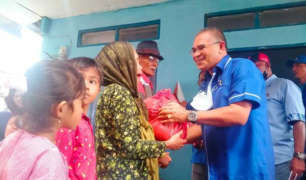 Hari Jadi ke 20, Demokrat Bursel Berbagi Kasih dengan Sesama