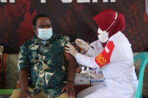Dua Kepala Suku Arfak Divaksinasi : Masyarakat Diajak Ikut Vaksin