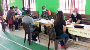 Sukseskan PON XX Papua, Aparat TNI di Paniai Bantu Serbuan Vaksinasi