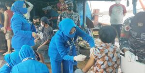 TNI AL Gelar Pengobatan Umum dan Vaksinasi di Laut Aru