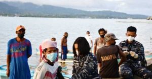 TNI AL Vaksin Nelayan Negeri Halong