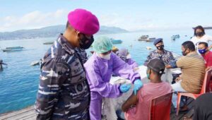 TNI AL Suntik Vaksin Penumpang dan Pengemudi Speed Boat Wayame