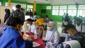 Percepat PTM, TNI AL Vaksin Siswa MAN 1 Maluku Tengah