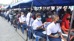 Selesai Divaksin, Ribuan Pelajar se-Jayapura Selfi di KRI Dr. Soeharso-990