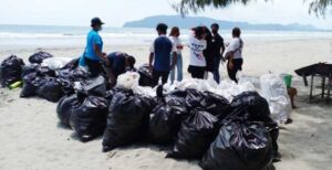1.6 Ton Sampah Manusia Dipungut dari Tempat Wisata Pantai Holtekamp