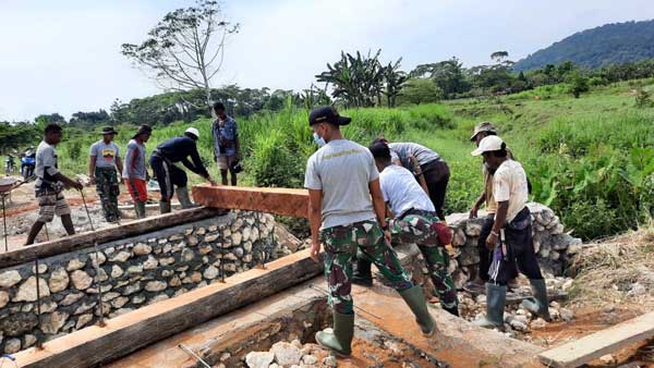 Satgas TNI Bantu Bangun jembatan