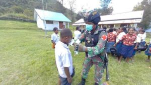 Satgas TNI Sosialisasi dan Bagi-bagi Masker Cegah Penyebaran Covid-19