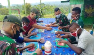 Tumbuhkan Kreativitas Anak, Satgas TNI Ajarkan Kerajinan Hiasan Dinding