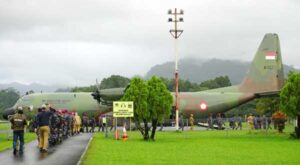 Transit di Ambon, Pagi Ini Satgas Vaksinasi Covid-19 Menuju Papua