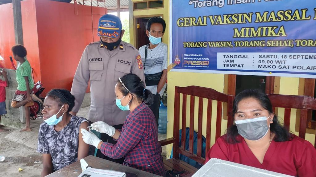 Gerai Vaksinasi Presisi Polres Mimika Berhasil Vaksin 121 Warga 6 WhatsApp Image 2021 09 19 at 20.26.19