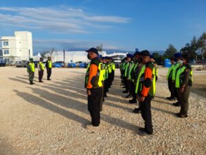 Personil Gabungan Jaga Pertandingan Cabor Dayung Canoeing di Teluk Youtefa
