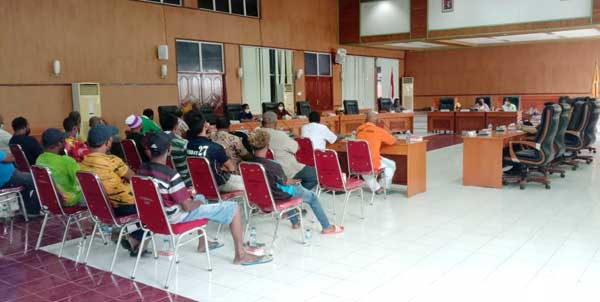 DPRD Biak Sopir Taksi Demo