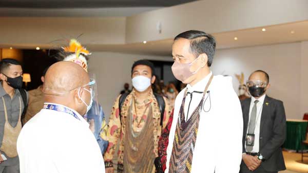 Guberrnur Lukas Presiden Jokowi