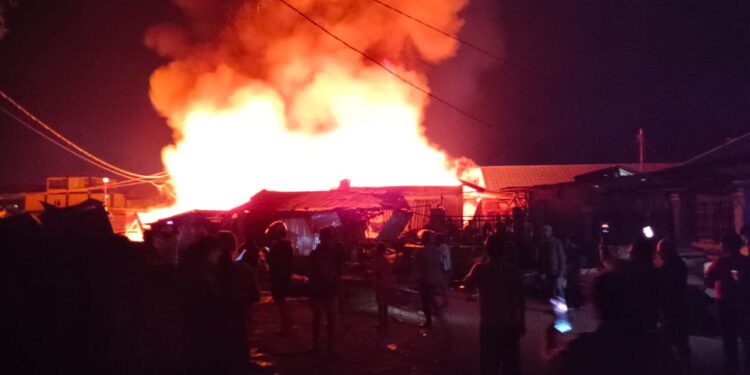 Pasar Wosi, Kabupaten Manokwari Hangus Terbakar, Minggu (24/10/2021).(Foto : Istimewa)