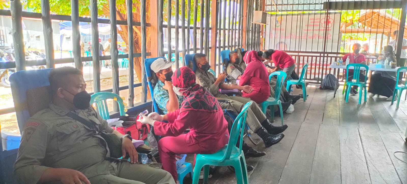 Semangat HSP, GP NasDem Wujudkan Kerja Nyata 7 Satgas PSP BERDERMA Papua Barat Gandeng PMI Gelar Donor Darah di Eks Cafe Teras Kayu, Kota Sorong, Kamis (28/10/2021).(Foto : KENN)