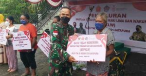 TNI Bantu PKL dan Warung di Jayapura