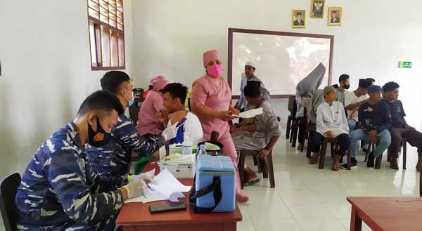 Percepat PTM, TNI AL Gencar Vaksinasi ke Sekolah di Malteng 16 Lantamal IX Ambon Vaksin MTSN 6 Malteng