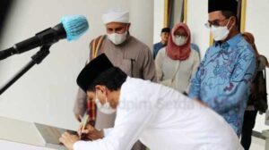 Plh Sekda Maluku Tandatangani Prasasti Peresmian Masjid Al-Ikhlas di Negeri Laha