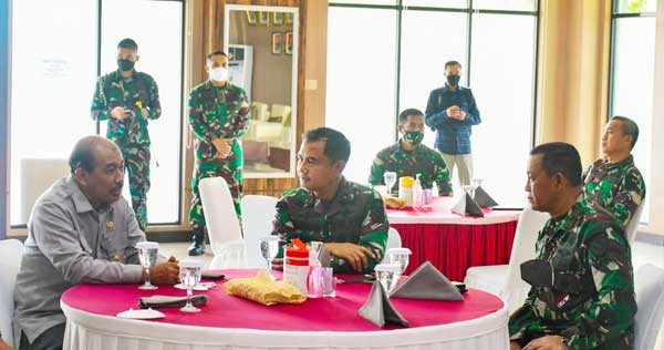 Pangdam Pattimura Terima Kunjungan Sesepuh TNI asal Maluku 1 Pangdam Pattimura Letjen Nono sampono