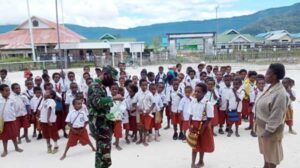 Cegah Covid-19, Aparat TNI di Deiyai Bagikan Masker Kepada Pelajar
