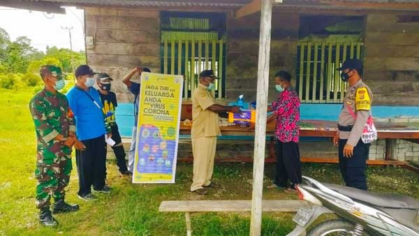 TNI Polri Satgas Beri Bantuan Cegah C19
