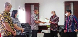 Wabup Gerson Terima Penyerahan 3 Sertifikat Lahan dari BPN Bursel
