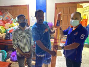 NasDem Papua Barat Serahkan 78 Tikar di Gedung Wanita